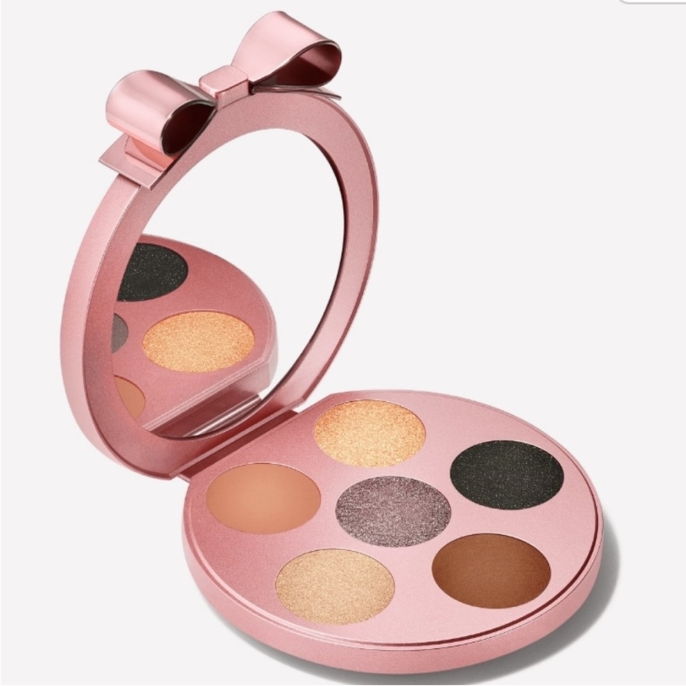 MAC Cosmetics Glamorous Eyeshadow Palette
